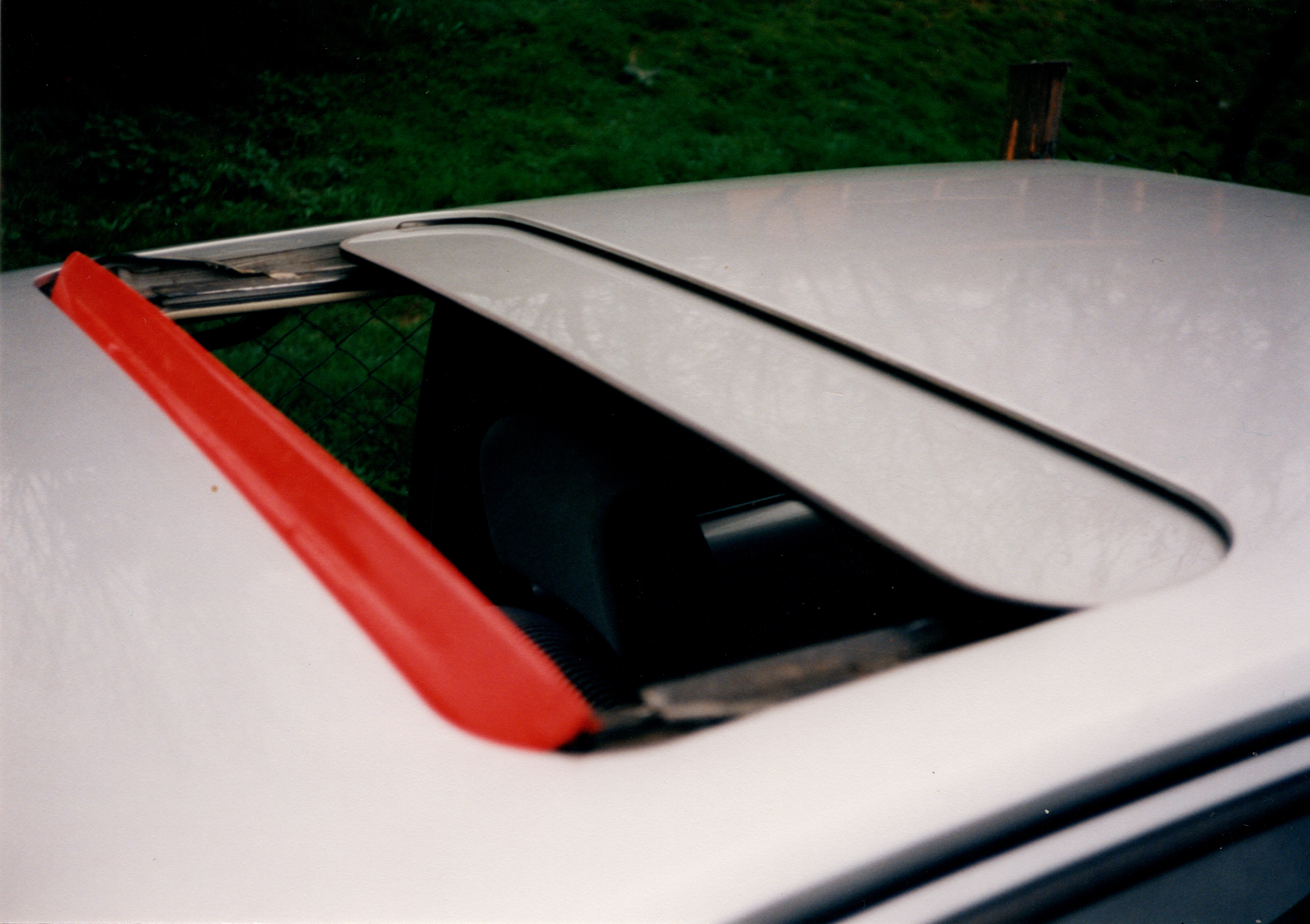 Bild vom Schiebedach eines VW Polo Coupe mit rot lackierter Leiste